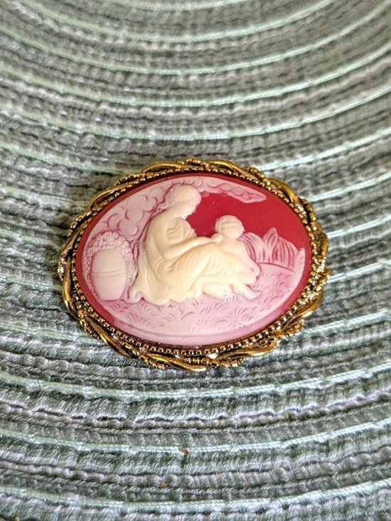 Jewelry - Vintage Red & White Mother and Child Cameo Resin Gold Tone Brooch Pin